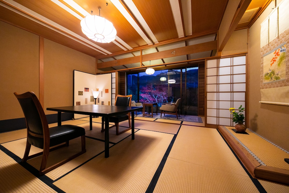 【和洋室|X】源泉◆踏込+10畳+ツイン10畳+広縁(67平米以上) | 湯河原温泉 ふきや
