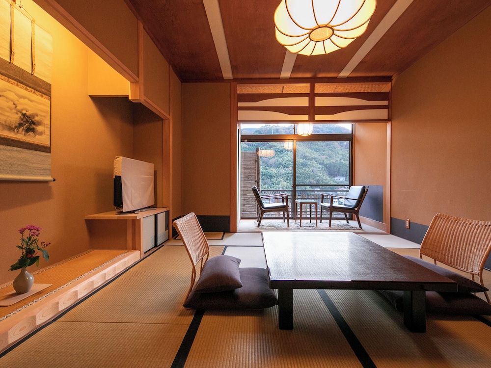 【標準客室｜D】檜の内風呂◆踏込＋和室10畳＋広縁（32平米以上） 部屋からの景観1 | 湯河原温泉 ふきや