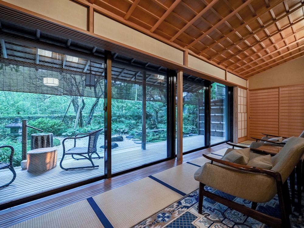 【貴賓室｜S】源泉内湯◆踏込＋庭園付10畳＋8畳＋広縁（74平米以上） テラス / パティオ2 | 湯河原温泉 ふきや