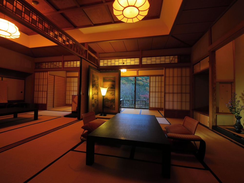 【特別室｜A】源泉内湯◆踏込＋10畳＋8畳＋広縁／角部屋（74平米以上） 客室4 | 湯河原温泉 ふきや