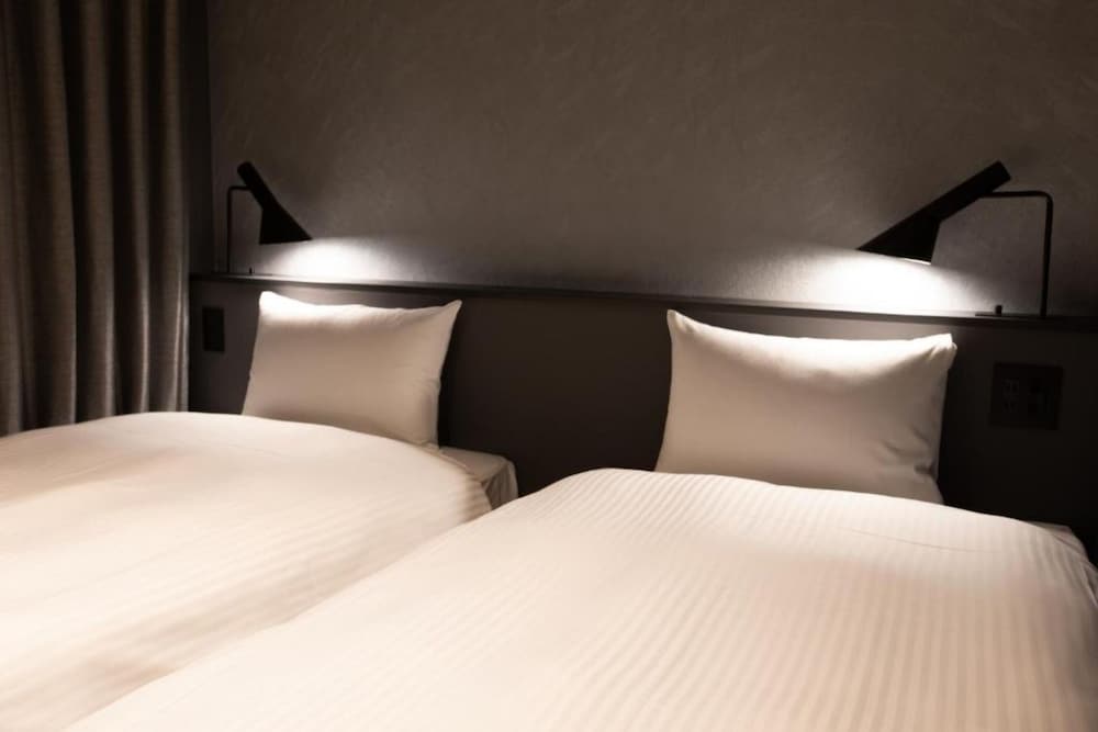 エコノミー ツインルーム シングルベッド 2 台 客室1 | LOF ホテル 新橋