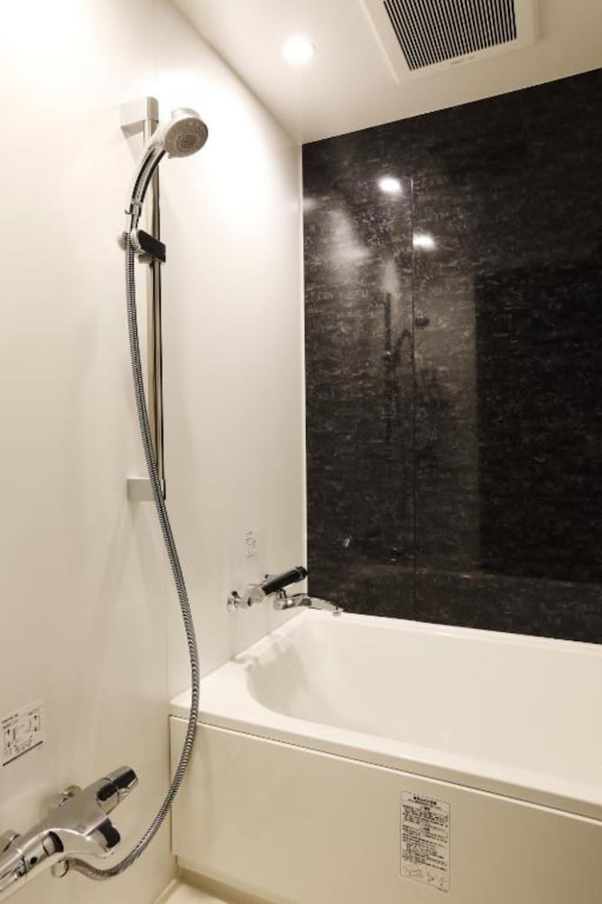 デラックス ツインルーム シングルベッド 2 台 バスルーム1 | LOF ホテル 新橋