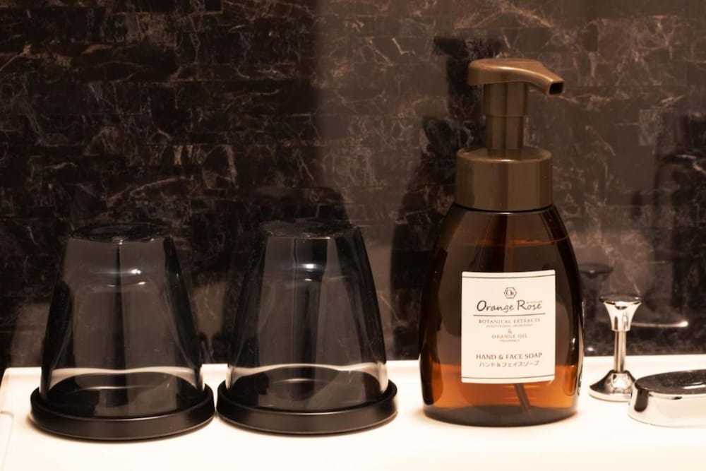 エコノミー ツインルーム シングルベッド 2 台 バスルームの設備1 | LOF ホテル 新橋