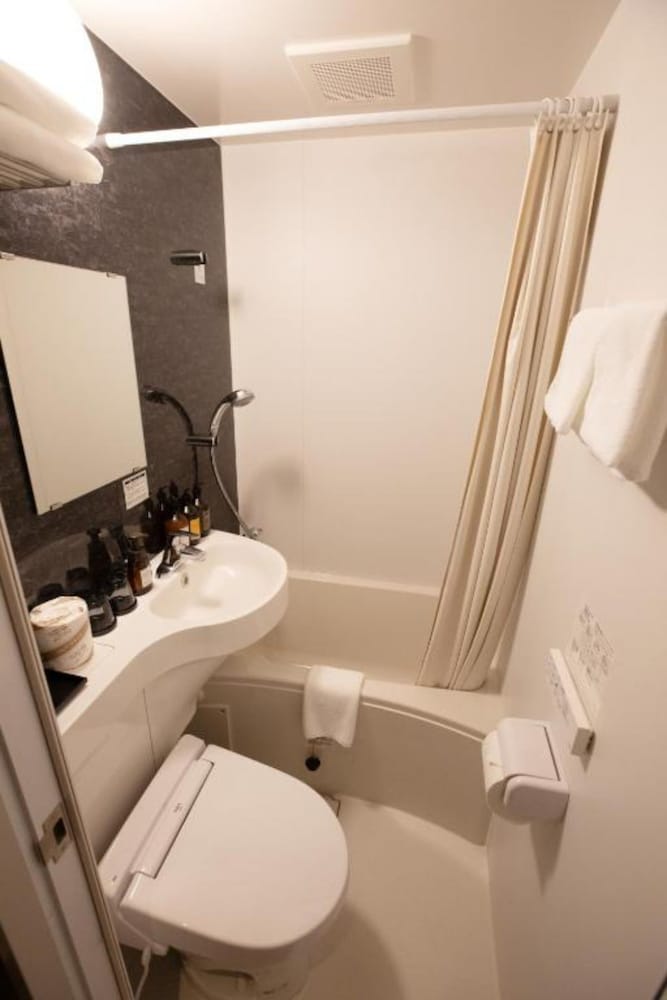 エコノミー ツインルーム シングルベッド 2 台 バスルーム0 | LOF ホテル 新橋