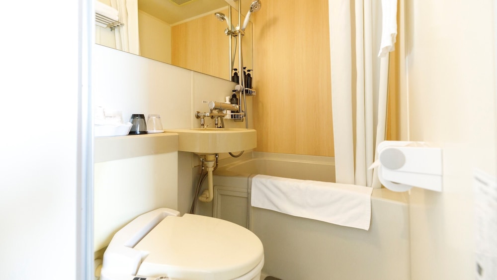 [別館] ベーシック 小上がりツインルーム 禁煙 バスルーム1 | ホテルサードプレイス博多