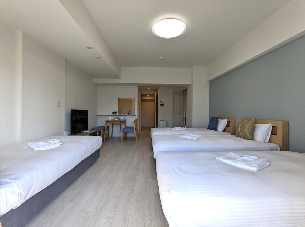 デラックス 4 人部屋 リビング エリア2 | エスリードホテル大阪鶴橋