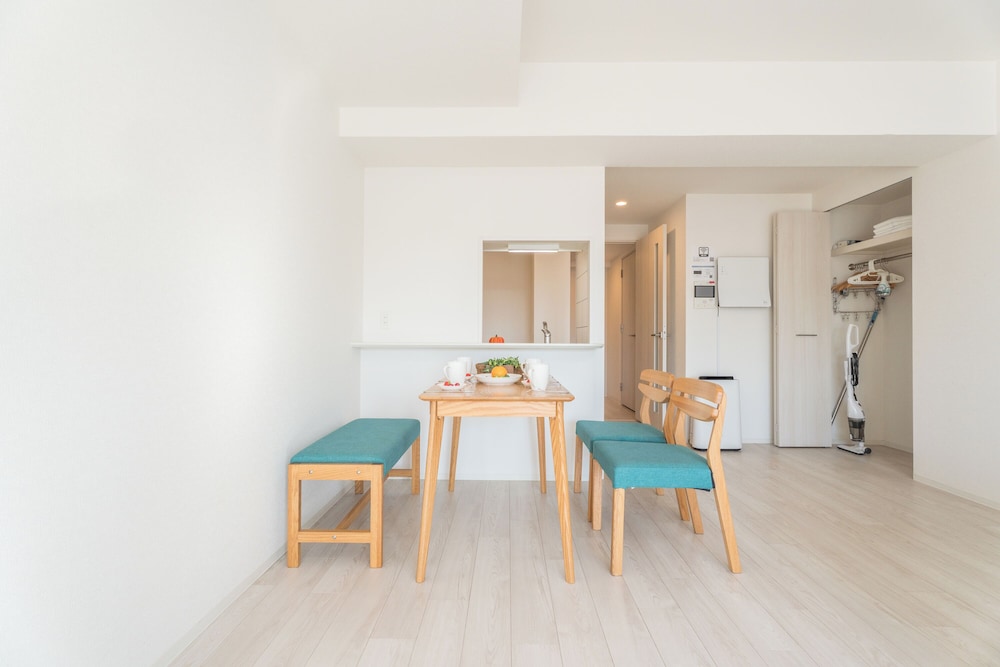 プレミアム ツインルーム 客室内のダイニングエリア0 | エスリードホテル大阪鶴橋