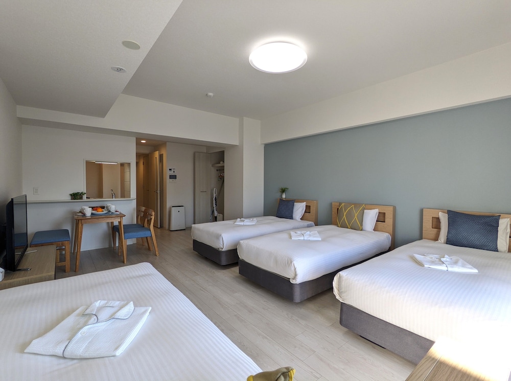 デラックス 4 人部屋 リビング エリア1 | エスリードホテル大阪鶴橋