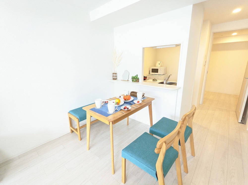 ファミリー ルーム 客室内のダイニングエリア0 | エスリードホテル大阪鶴橋