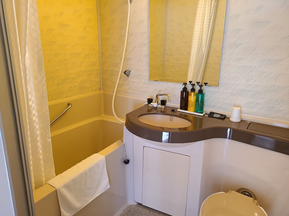 エコノミー トリプルルーム 禁煙 別館 バスルーム0 | LC五稜郭ホテル