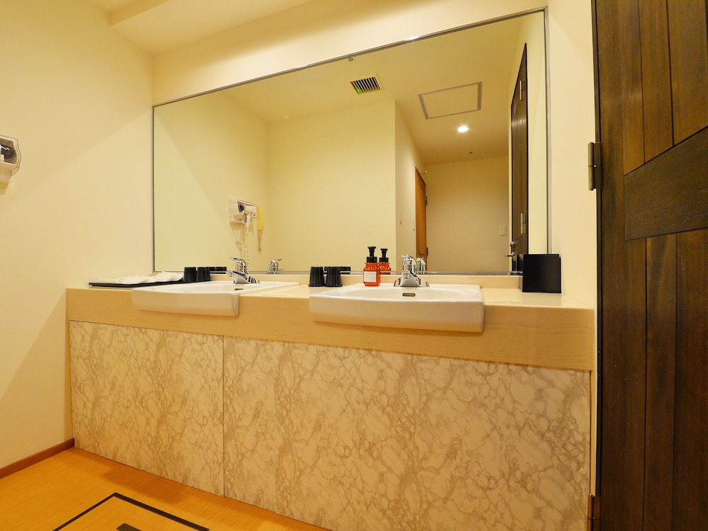 ファミリー ルーム 禁煙 本館 バスルーム1 | LC五稜郭ホテル