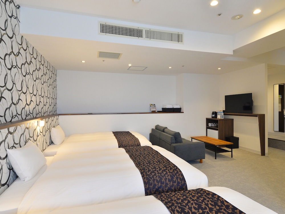 デラックス 4 人部屋 4 ベッドルーム 禁煙 客室1 | LC五稜郭ホテル