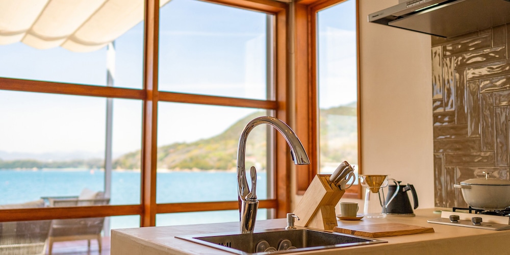 デラックス ヴィラ 専用キッチン1 | 瀬戸内隠れ家リゾート