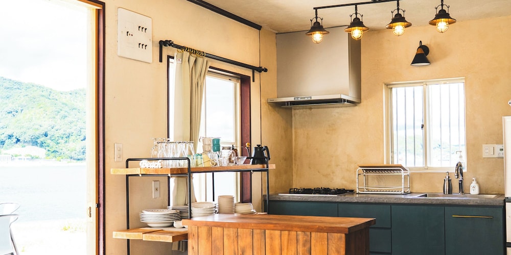 ファミリー ヴィラ 専用キッチン1 | 瀬戸内隠れ家リゾート