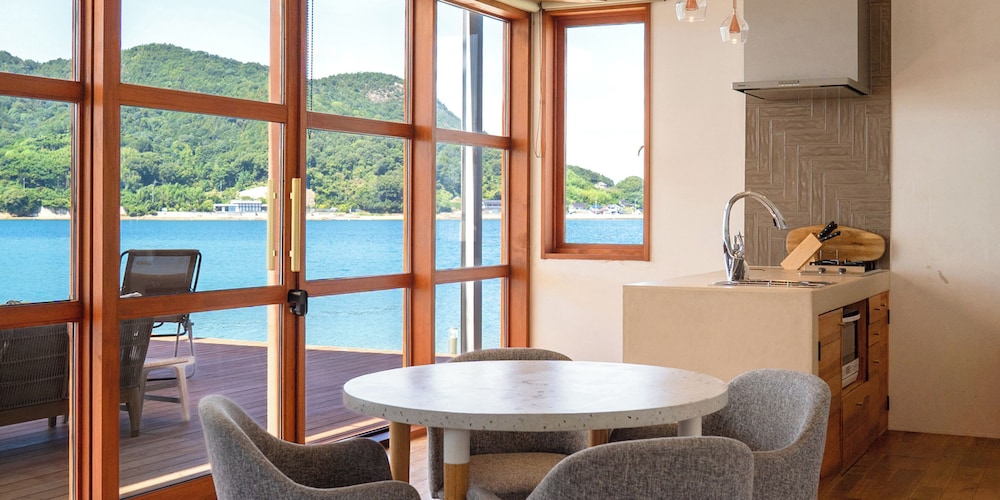 デラックス ヴィラ リビング エリア1 | 瀬戸内隠れ家リゾート