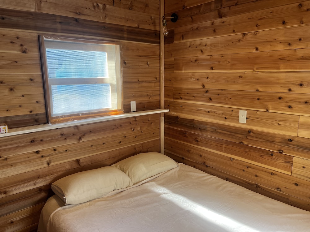 ファミリー ヴィラ ダブルベッド 2 台 客室2 | Glamping Village Leaf
