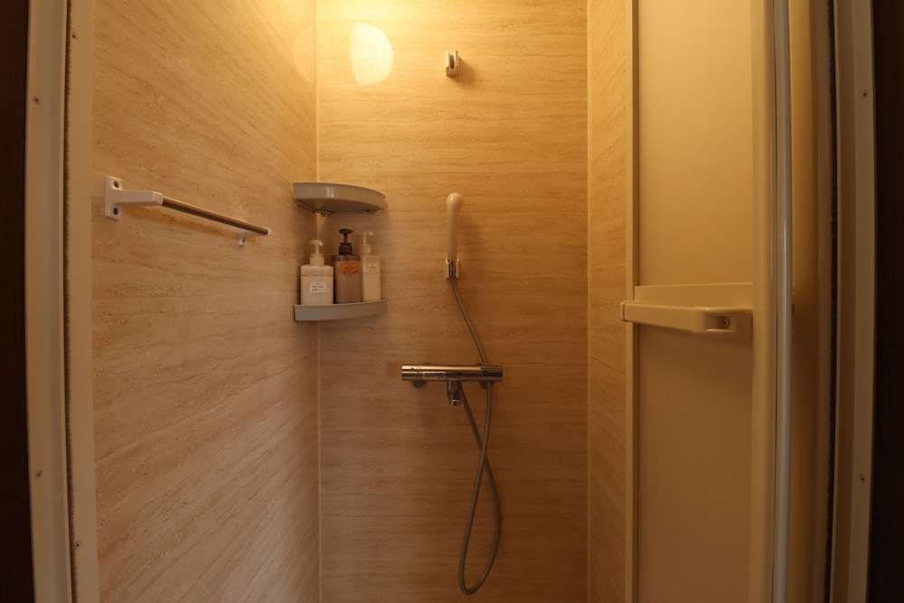 ファミリー ヴィラ ダブルベッド 2 台 バスルーム1 | Glamping Village Leaf