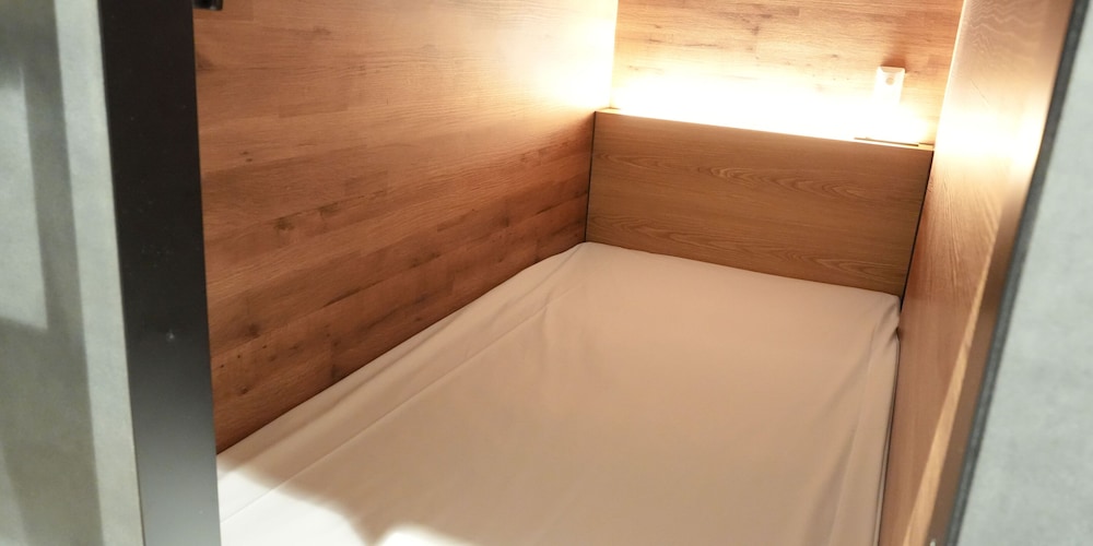カプセルルーム2室 上段 男性用ドミトリー 禁煙 客室3 | レンブラントキャビン & スパ新橋