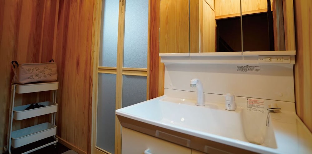 Twin Room 7, Shared bathroom 共用バスルーム2 | Hostel Murasaki