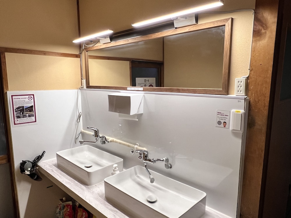Twin Room 7, Shared bathroom バスルームのシンク0 | Hostel Murasaki