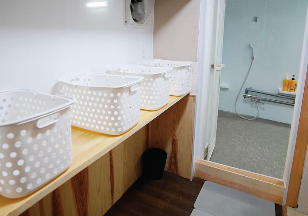 Twin Room 7, Shared bathroom 共用バスルーム1 | Hostel Murasaki