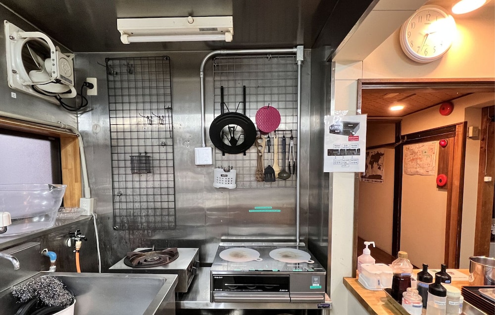 Twin Room 7, Shared bathroom 共用キッチン1 | Hostel Murasaki