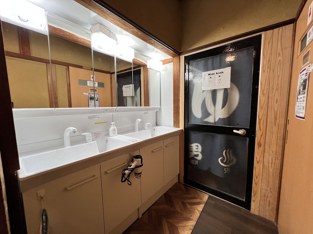 Twin Room 7, Shared bathroom バスルームのシンク1 | Hostel Murasaki
