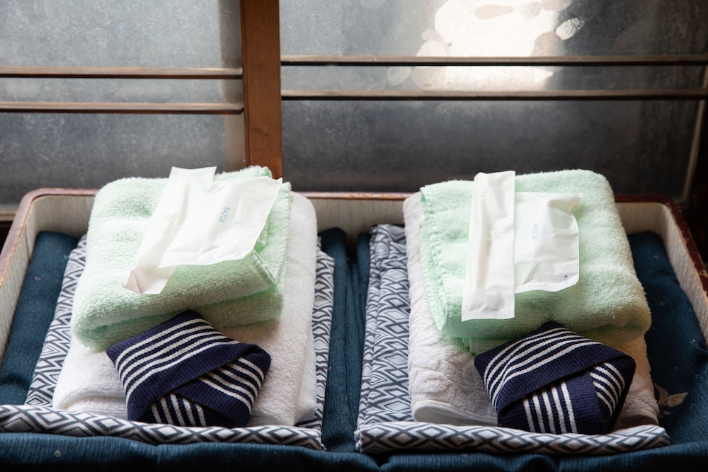 和室（8－10帖　共有バスルーム）Free Wifi 客室の設備とサービス0 | 大仏旅館