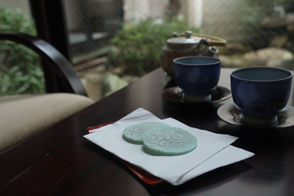 和室（8－10帖　共有バスルーム）Free Wifi 客室1 | 大仏旅館