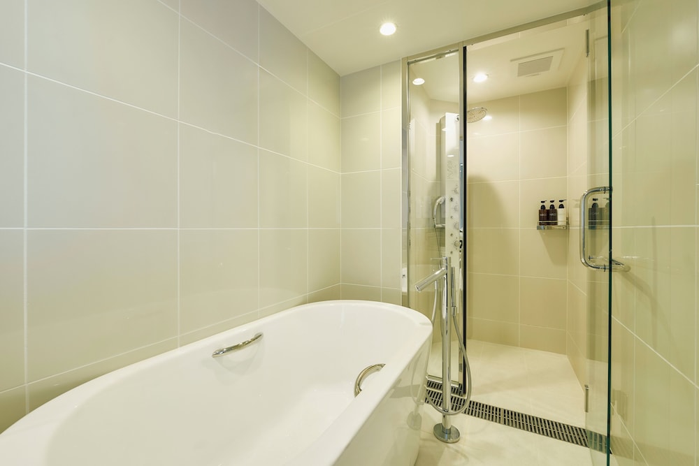 バッハ・デラックス4ベッド(禁煙) 4名利用 バスルーム1 | ホテルグランバッハ京都セレクト