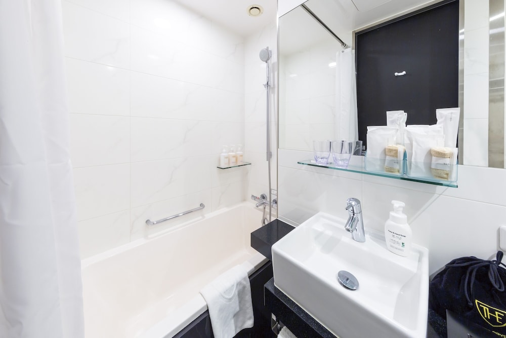 ダブルルーム バスルーム1 | ザ ロイヤルパークホテル 東京羽田空港第3旅客ターミナルビル内