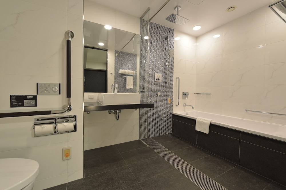 デラックスツインルーム(ユニバーサル） バスルーム0 | ザ ロイヤルパークホテル 東京羽田空港第3旅客ターミナルビル内