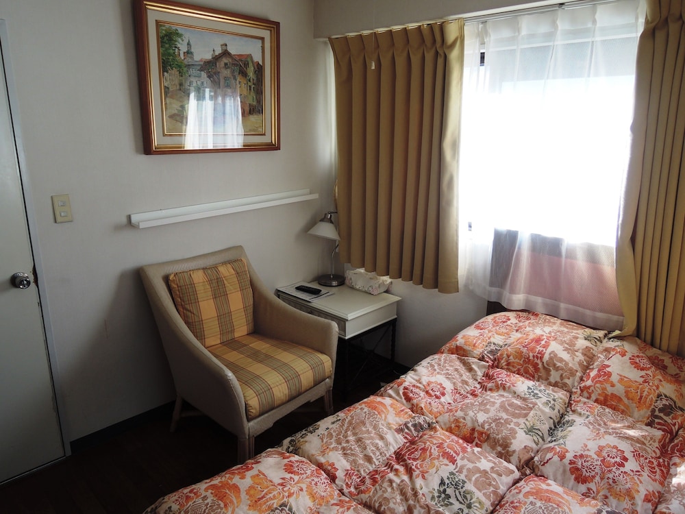 ダブルルーム　(共用バスルーム) リビング エリア1 | 日光パークロッジ 東武駅前