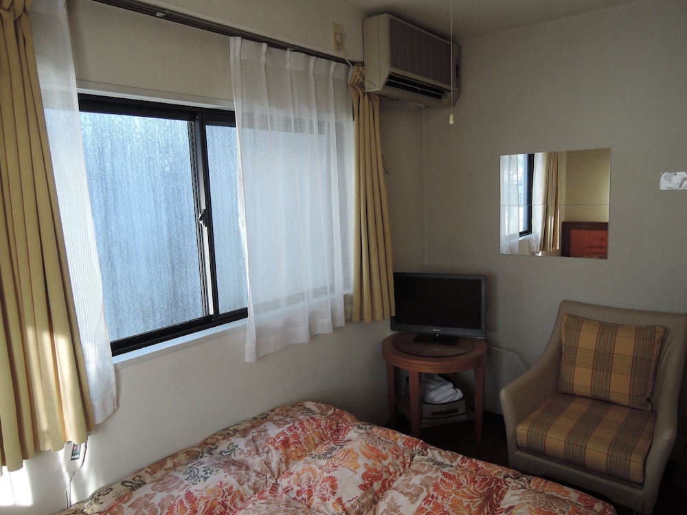 ダブルルーム　(共用バスルーム) リビング エリア0 | 日光パークロッジ 東武駅前