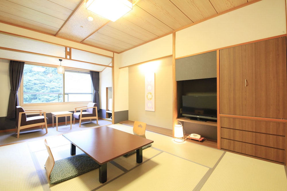 【禁煙】和室10畳/2~5名 | ホテル まほろば