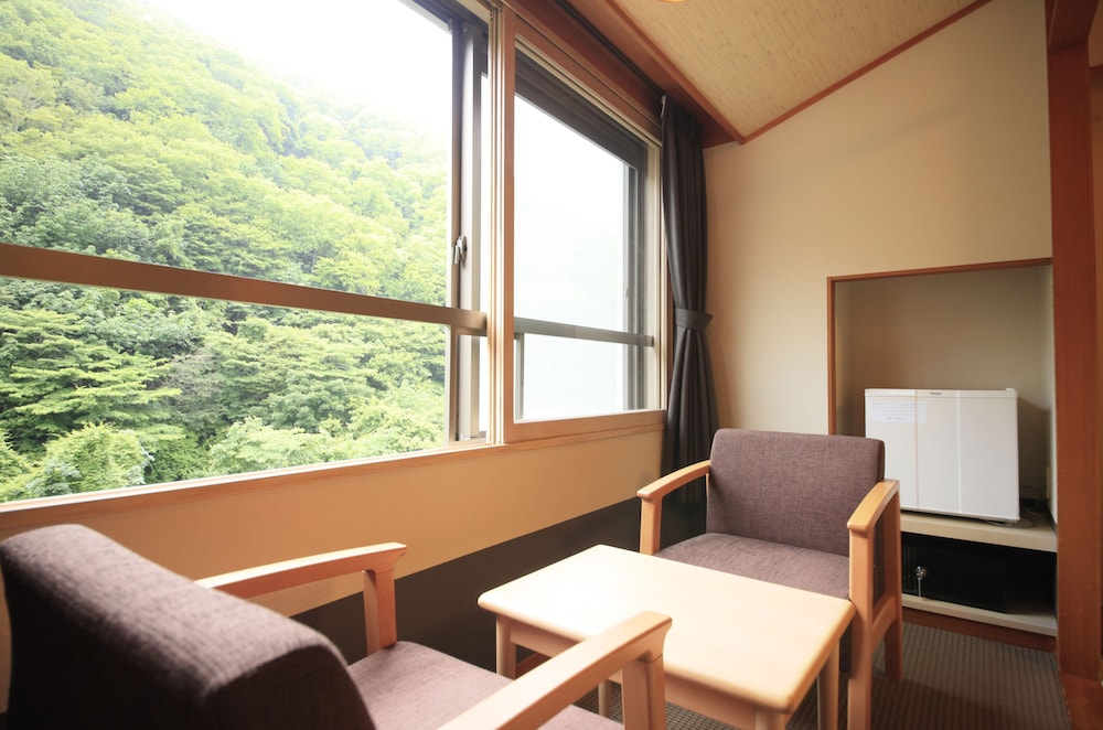 【禁煙】和室10畳/2~5名 リビング エリア0 | ホテル まほろば