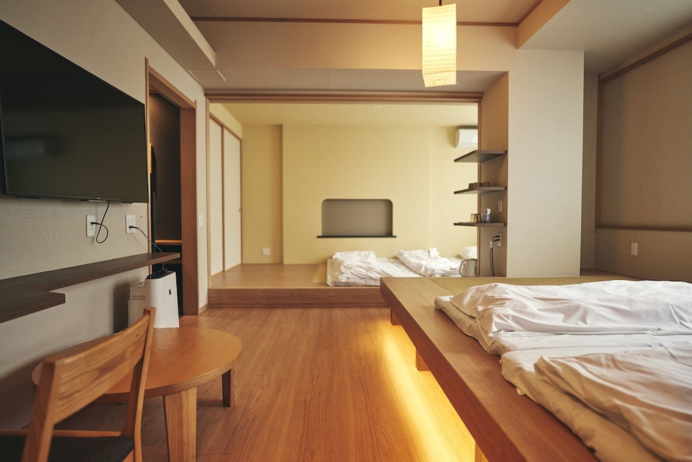 ファミリールームA (4-7名様用) 客室4 | 野上本館