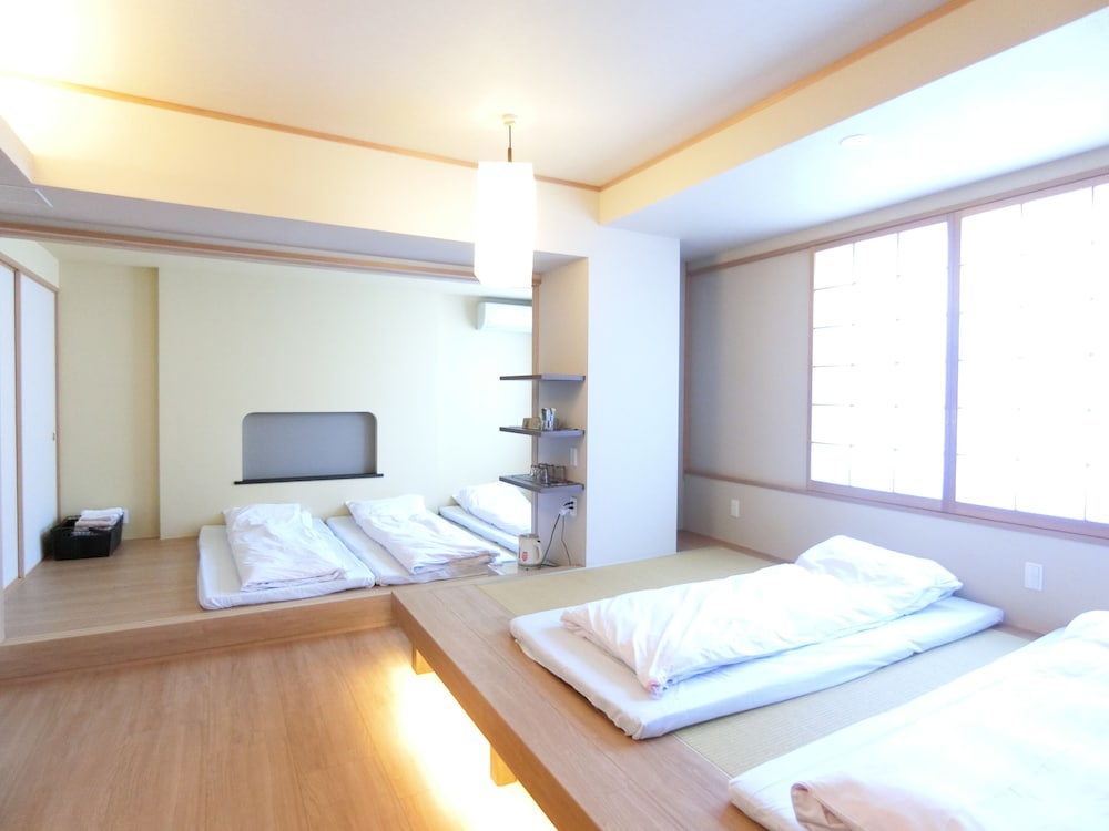 ファミリールームA (4-7名様用) | 野上本館