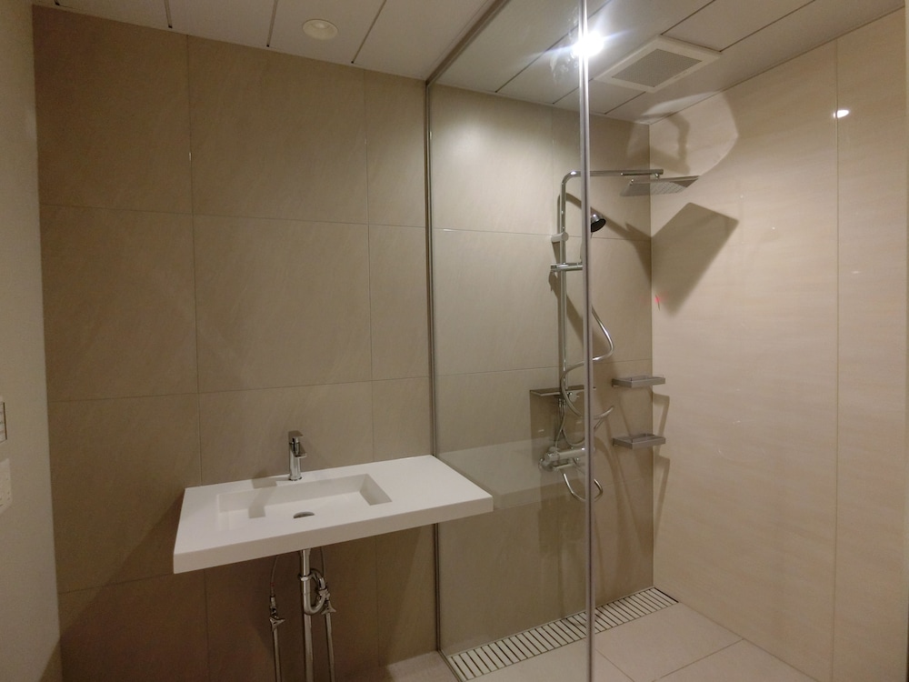 ファミリールームA (4-7名様用) バスルームのシャワー0 | 野上本館