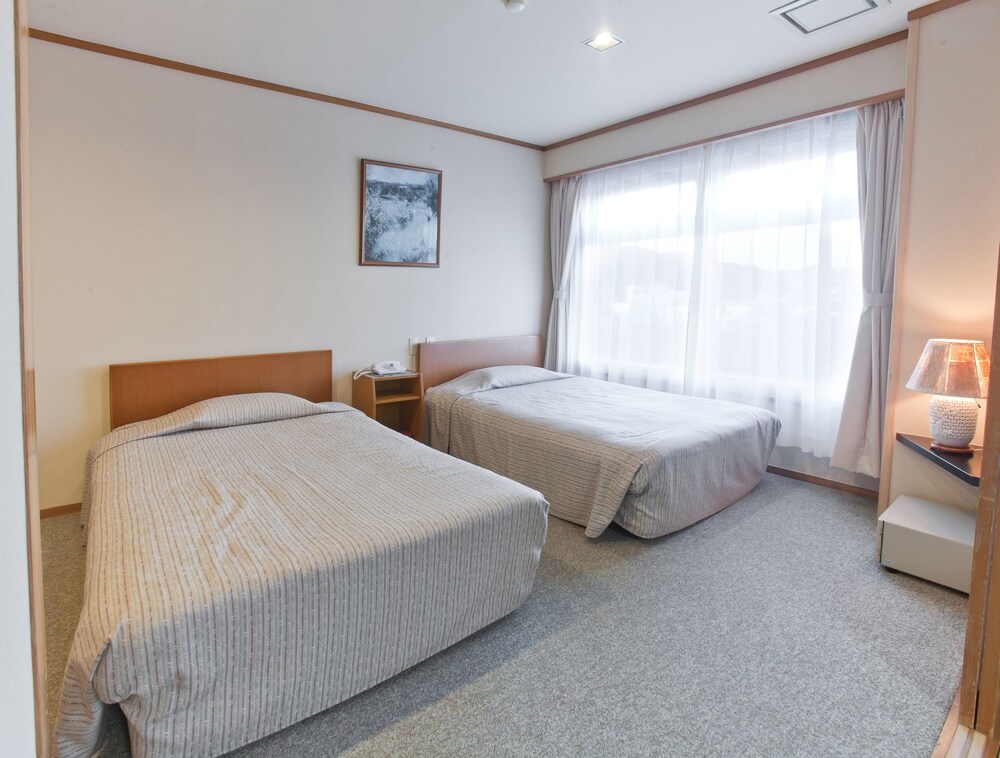 和洋室 ツインルーム＋12.5畳 (お子様の添い寝不可) 客室1 | 温泉ホテル中原別荘