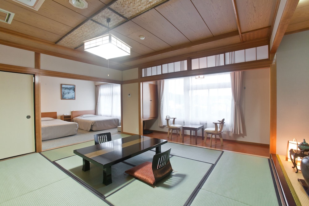 和洋室 ツインルーム＋12.5畳 (お子様の添い寝不可) 客室0 | 温泉ホテル中原別荘
