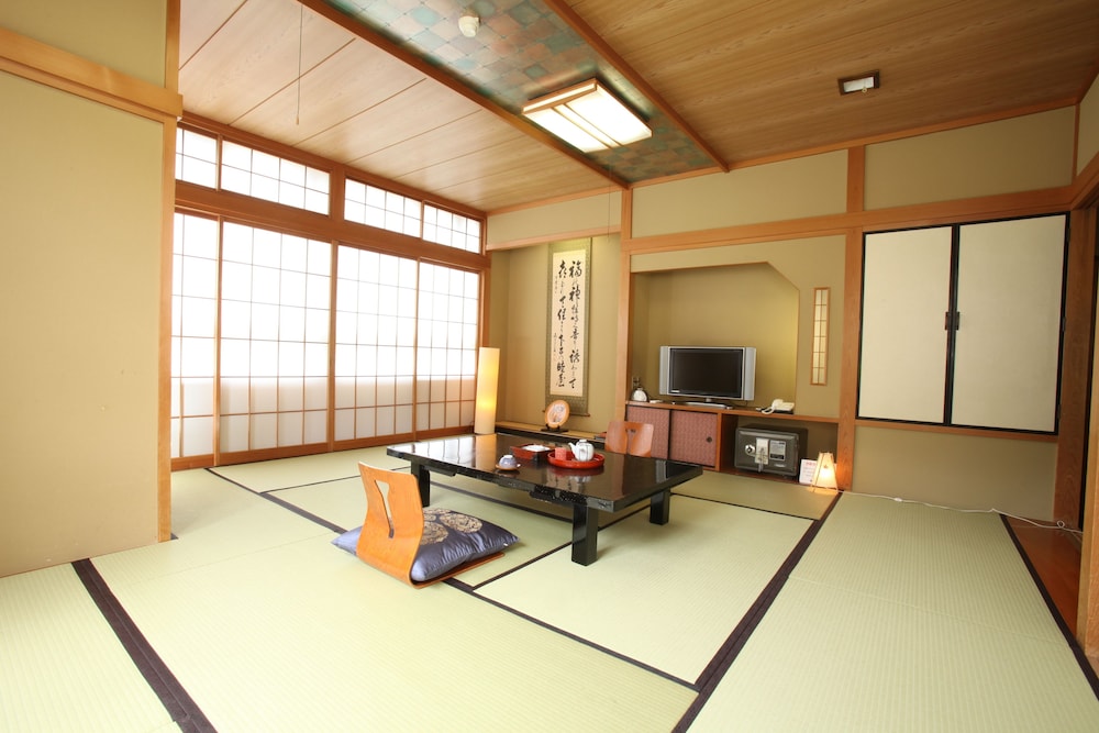 スーペリア 和室 バス付き (禁煙) リビングルーム1 | 睦館