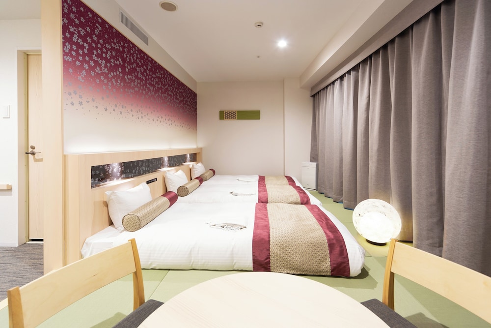 [禁煙] 最上階さくらスイートルーム/32平米/97cmベッド3台 客室2 | ホテルウィングインターナショナルプレミアム東京四谷