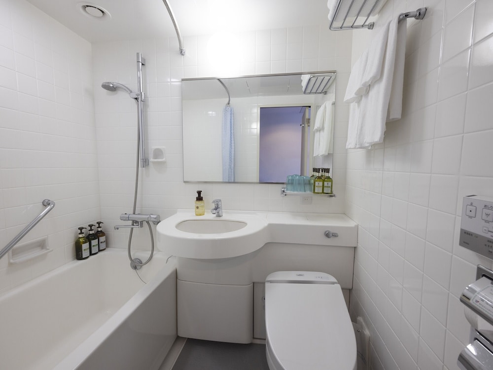 [禁煙] スーペリアツインルーム/22平米/120cmベッド2台+EXベッド1台 バスルーム2 | ホテルウィングインターナショナルプレミアム東京四谷