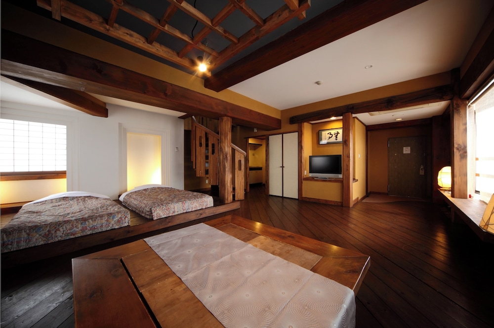 メゾネットスイート 禁煙 客室内のダイニングエリア0 | ホテルアジール・奈良