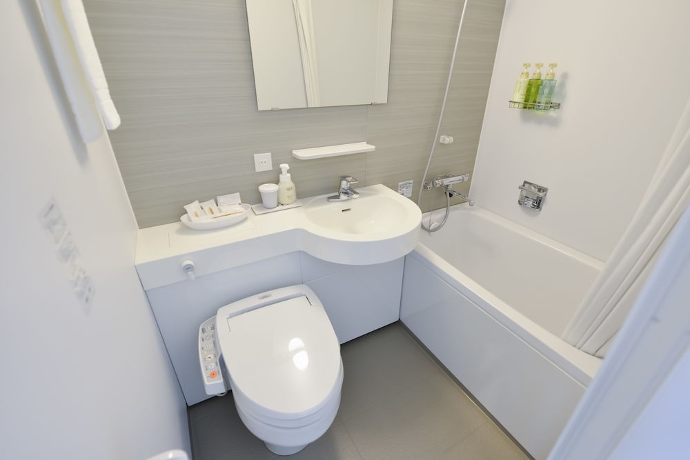 セミダブルルーム　禁煙 バスルームの設備0 | ホテル　ライジング サン 宮古島