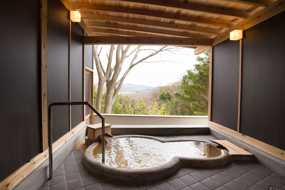 金泉露天風呂付ファミリースイートルーム　ひょうたん バスルーム2 | 神戸有馬温泉 元湯 龍泉閣