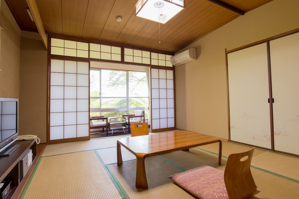 トラディショナル ルーム 布団 禁煙 客室内のダイニングエリア0 | 神戸有馬温泉 元湯 龍泉閣