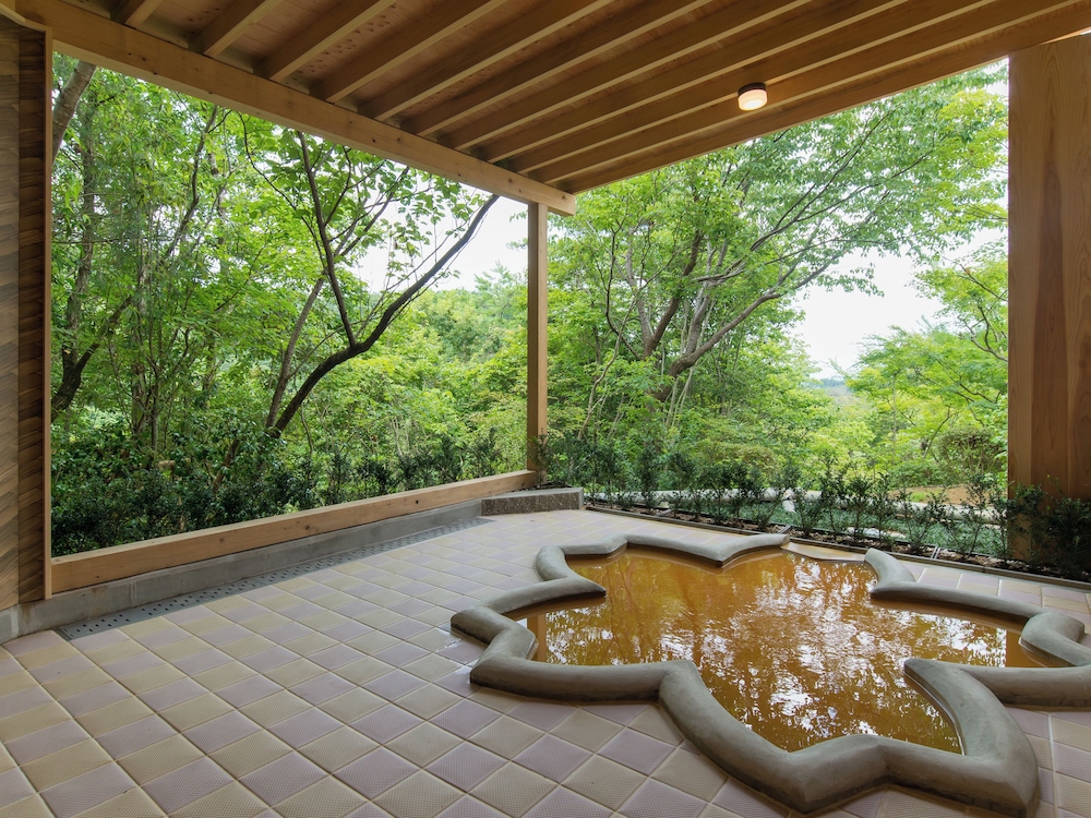 金泉露天風呂付ファミリースイートルーム　はな マウンテン ビュー0 | 神戸有馬温泉 元湯 龍泉閣