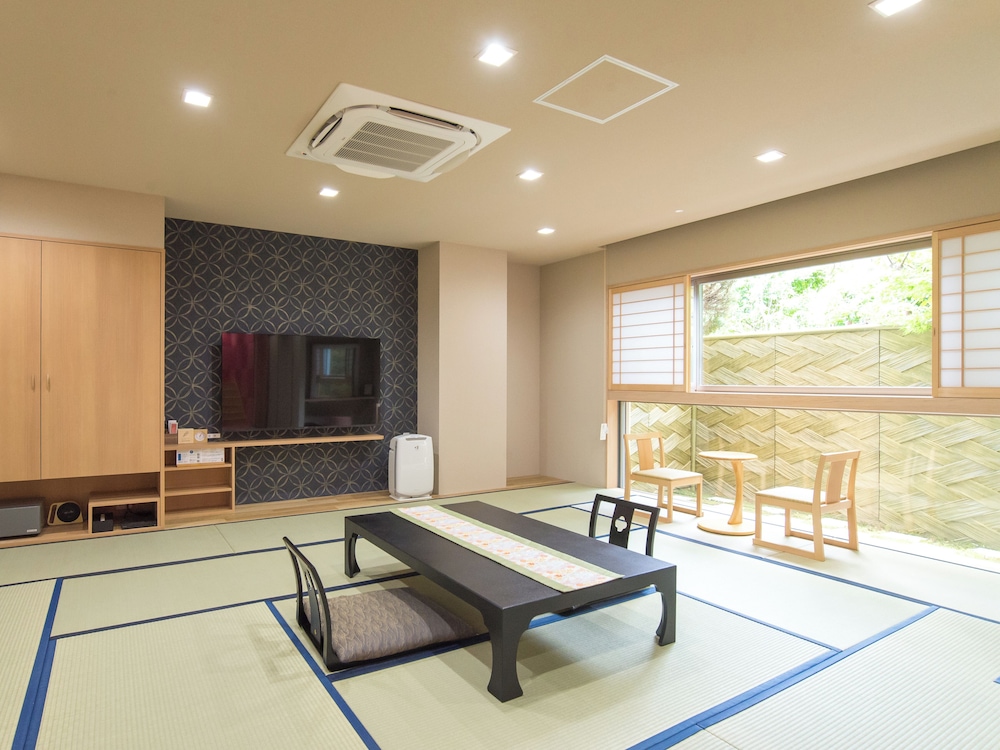 金泉露天風呂付ファミリースイートルーム　はな 客室2 | 神戸有馬温泉 元湯 龍泉閣